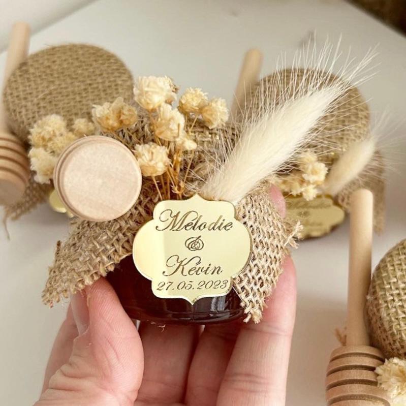 MON CADEAU INVITE - Personalisierte Honiggläser Luxe mit goldenem Etikett, Jutestoff, Honiglöffel und getrockneten Blumen, elegantes Gastgeschenk für Hochzeit oder besonderes Event