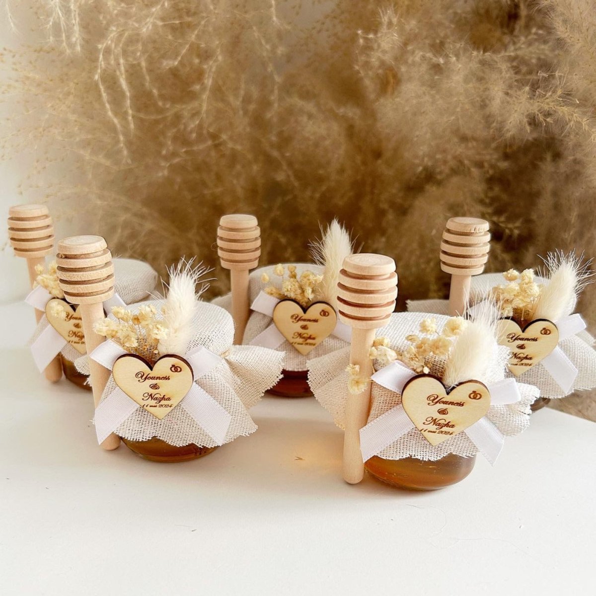 Honigglas Maya als personalisiertes Gastgeschenk für Hochzeit und Taufe, dekoriert mit Schleife, Herzanhänger und Holzlöffel