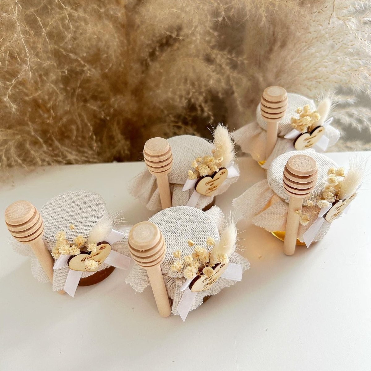 MON CADEAU INVITE - Personalisierte Honiggläser Maya mit weißer Schleife, Honiglöffeln, Feder und getrockneten Blumen, elegante Gastgeschenke für Hochzeit oder besonderes Event