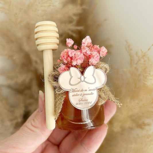 Honigglas Mimi als personalisiertes Gastgeschenk zur Taufe und Kommunion, dekoriert mit Blumen, Schleife und Holzlöffel