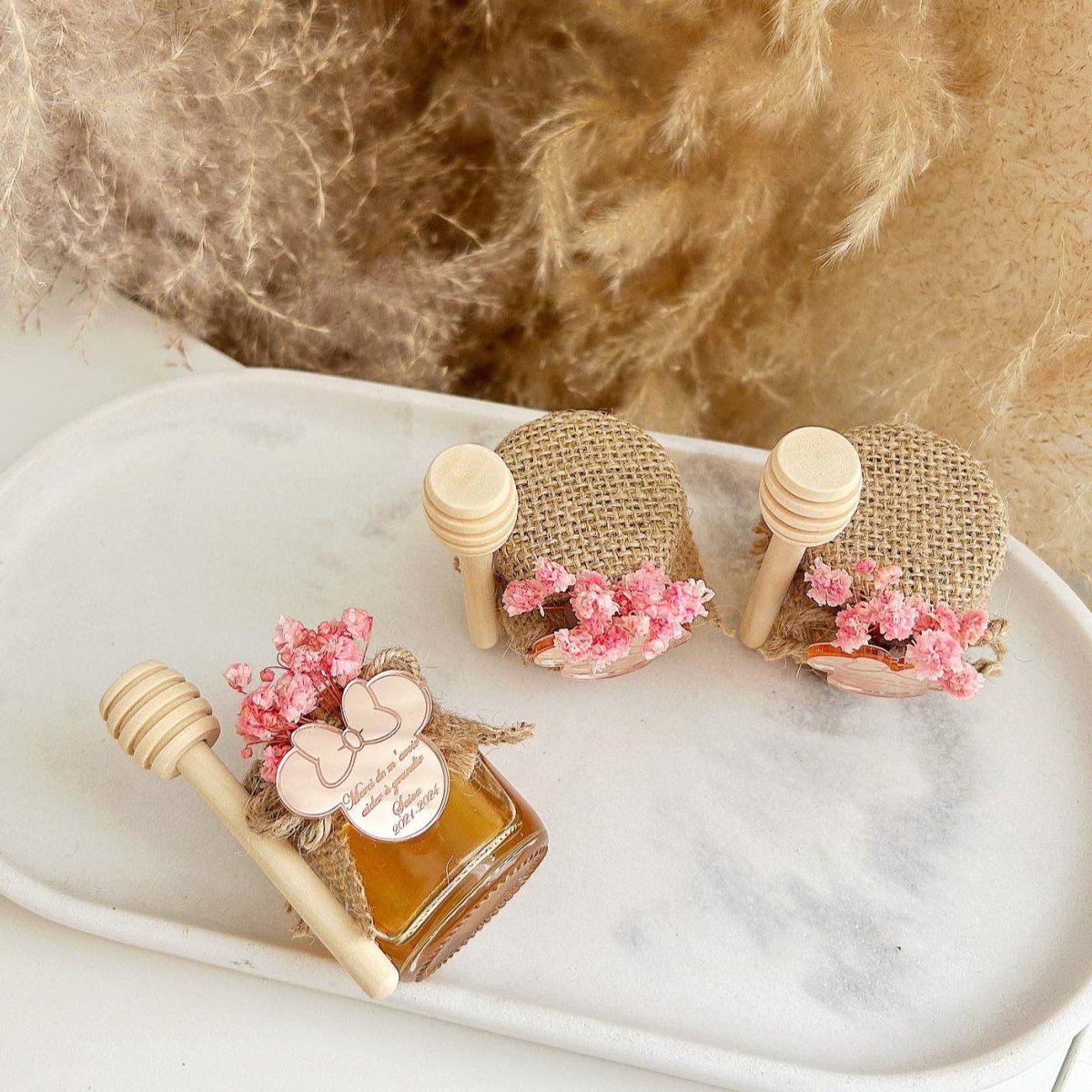 MON CADEAU INVITE - Personalisierte Honiggläser Mimi mit rosa getrockneten Blumen, Jutestoff und Honiglöffel, elegante Gastgeschenke für Hochzeit oder besonderes Event