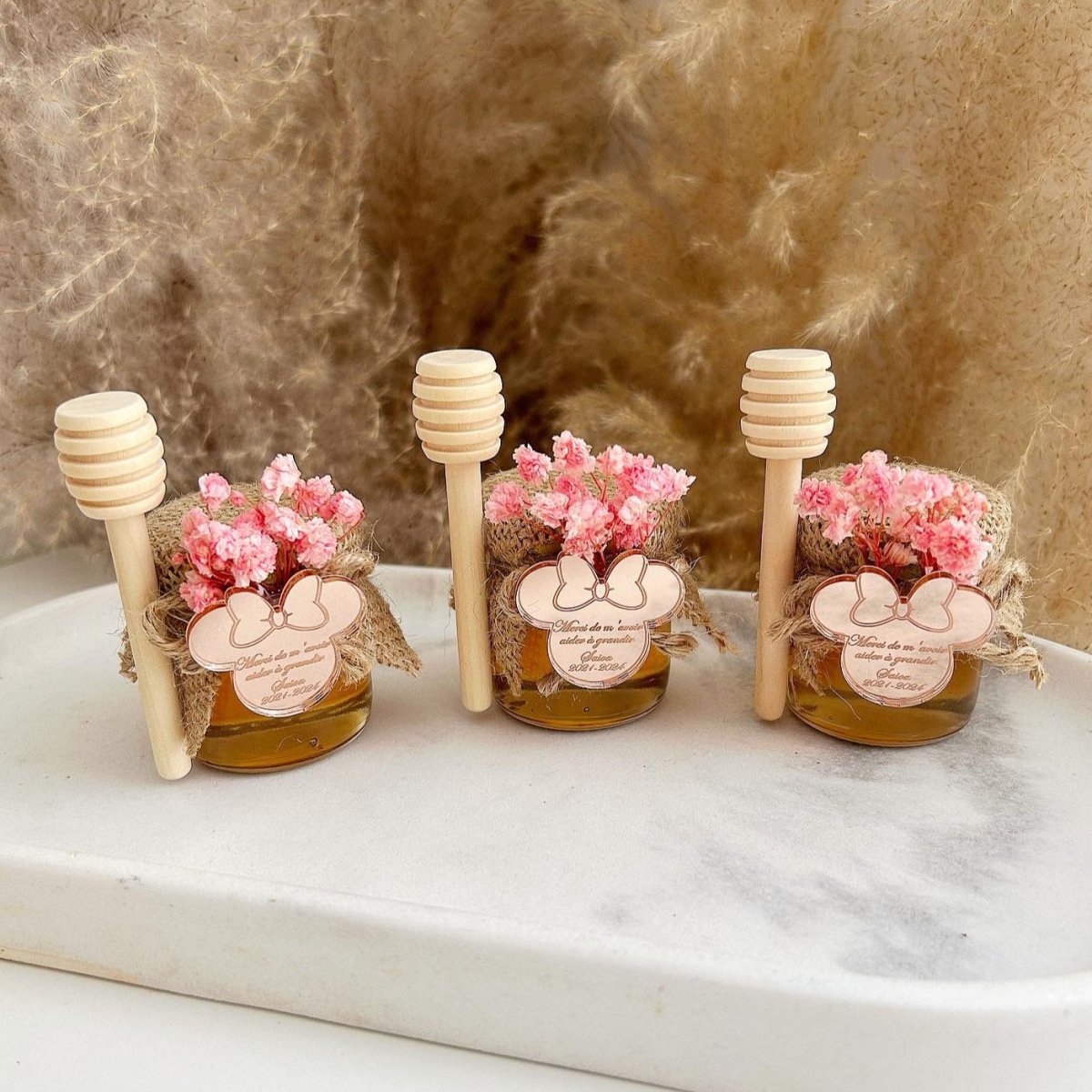 MON CADEAU INVITE - Personalisierte Honiggläser Mimi mit rosa getrockneten Blumen, Jutestoff und Honiglöffel, elegante Gastgeschenke für Hochzeit oder besonderes Event