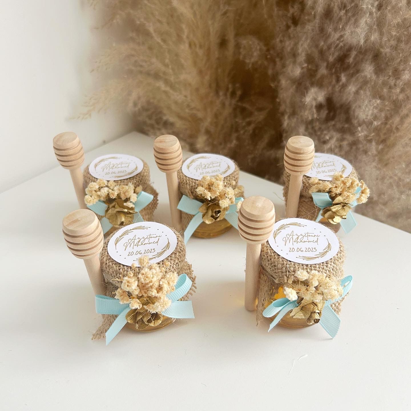 MON CADEAU INVITE - Personalisierte Honiggläser Opera mit Jutestoff, blauem Band, Honiglöffeln und getrockneten Blumen, elegantes Gastgeschenk für Hochzeit oder besonderes Event