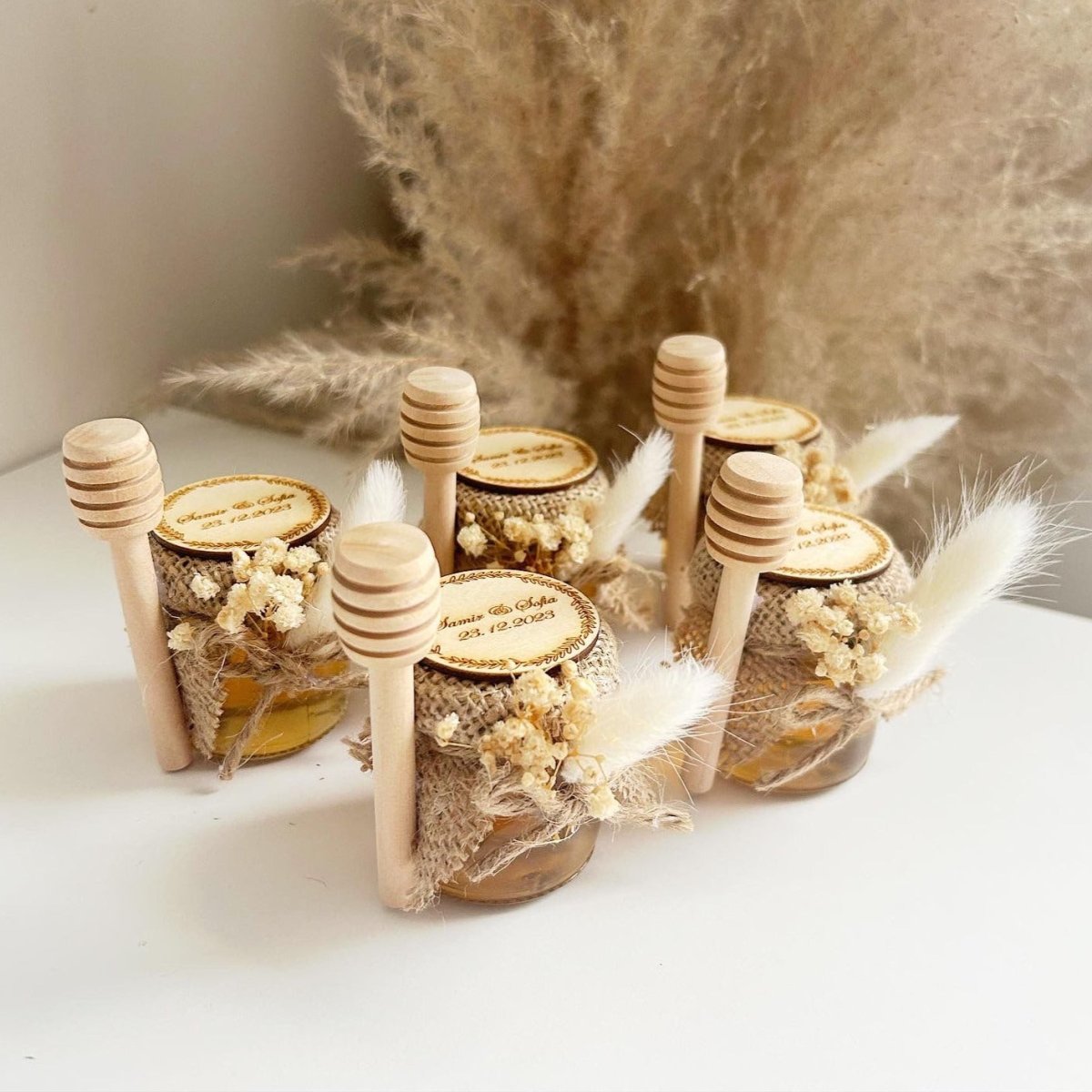 Honigglas Pampa im Boho-Stil als personalisiertes Gastgeschenk für Hochzeit, Geburtstag, Taufe und Kommunion, mit Holzlöffel und Trockenblumen