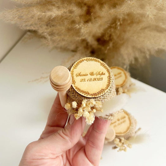 Honigglas Pampa im Boho-Stil als personalisiertes Gastgeschenk für Hochzeit, Geburtstag, Taufe und Kommunion, mit Holzlöffel und Trockenblumen