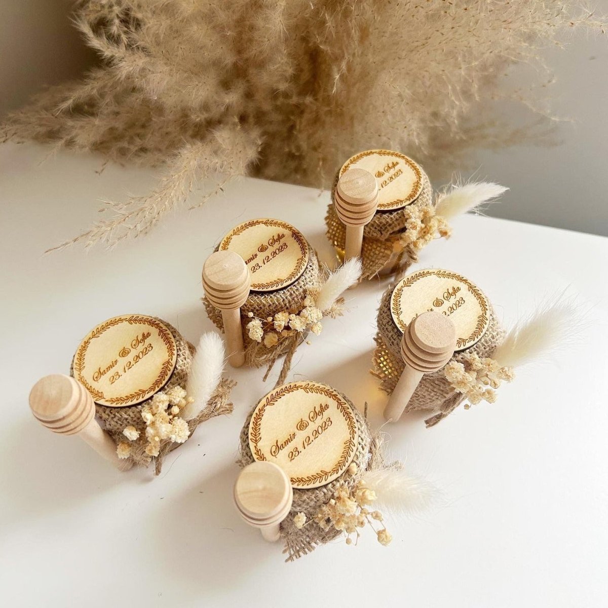 MON CADEAU INVITE - Personalisierte Honiggläser Pampa mit Jutestoff, Honiglöffeln, Federn und getrockneten Blumen, elegante Gastgeschenke für Hochzeit oder besonderes Event
