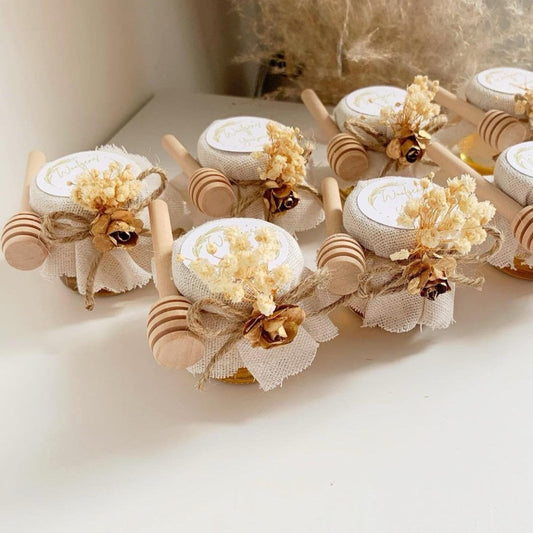 Honigglas Panama als personalisiertes Gastgeschenk für Hochzeit, Taufe und Kommunion, dekoriert mit Schleife, Trockenblumen und Holzlöffel