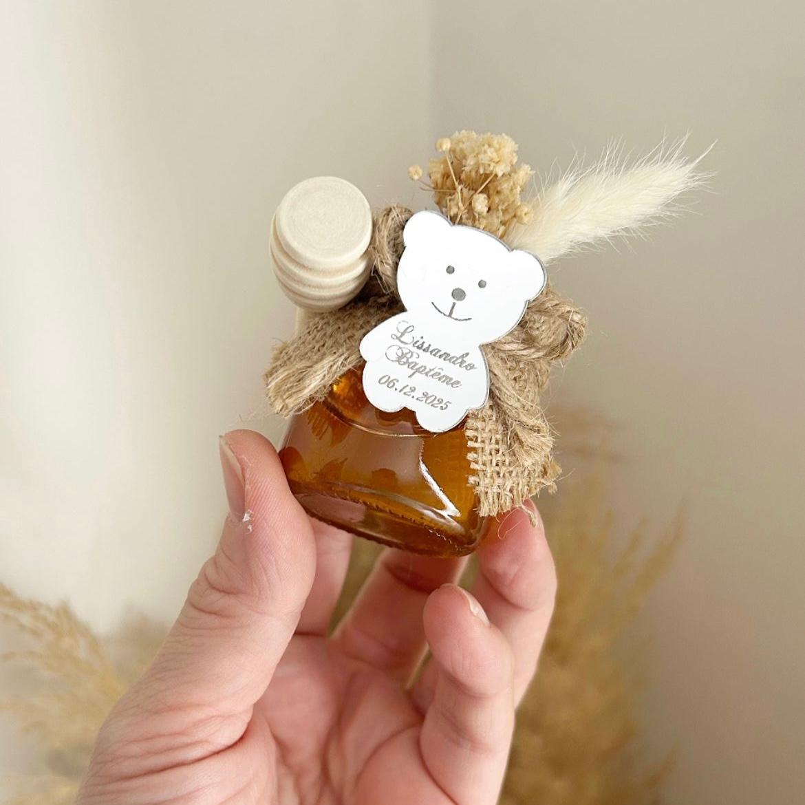 MON CADEAU INVITE - Personalisiertes Honigglas mit Bärenetikett, Juteband, Honiglöffel und Feder, süßes Gastgeschenk für Taufe, Geburt oder besonderes Event