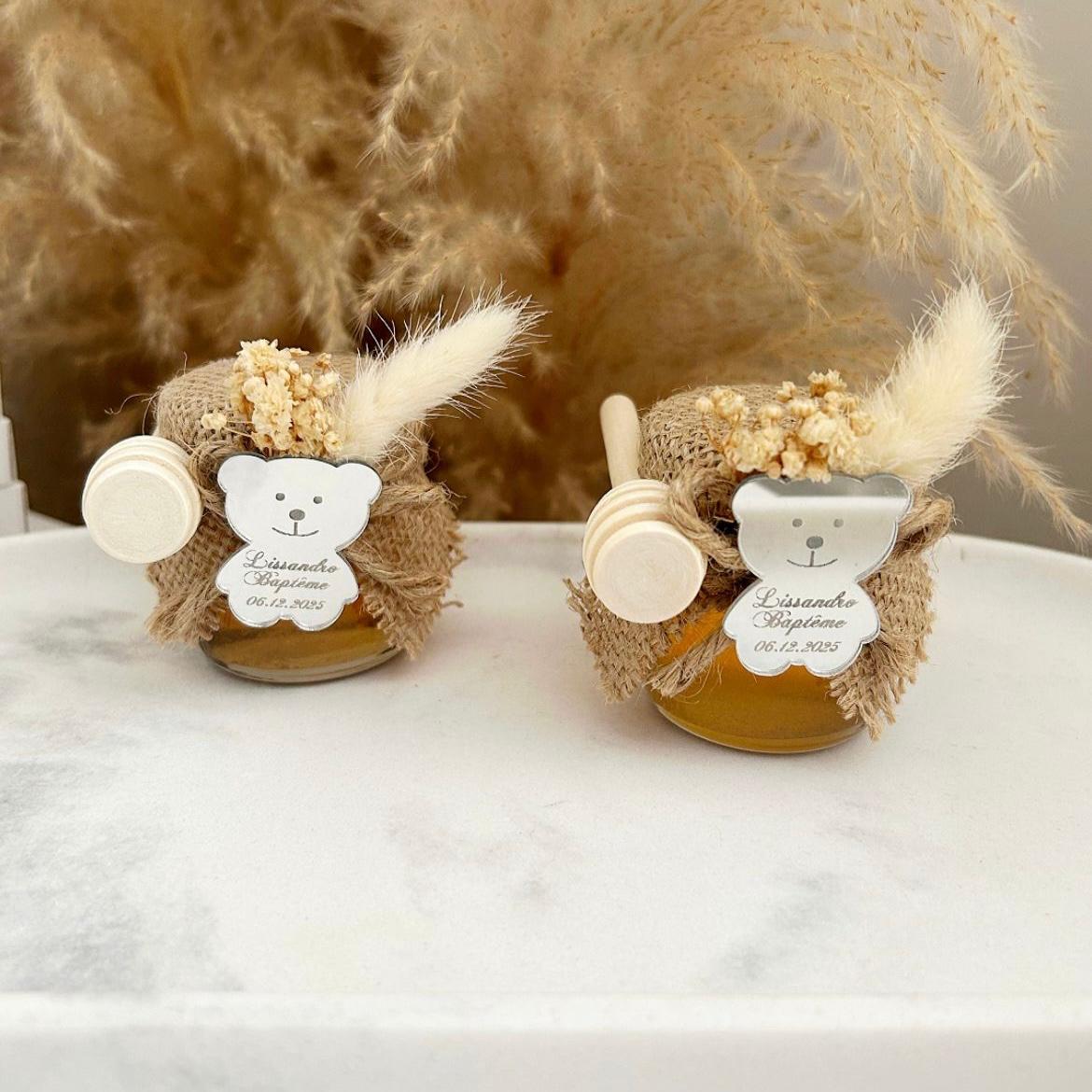 MON CADEAU INVITE - Personalisiertes Honigglas mit Bärenetikett, Juteband, Honiglöffel und Feder, süßes Gastgeschenk für Taufe, Geburt oder besonderes Event