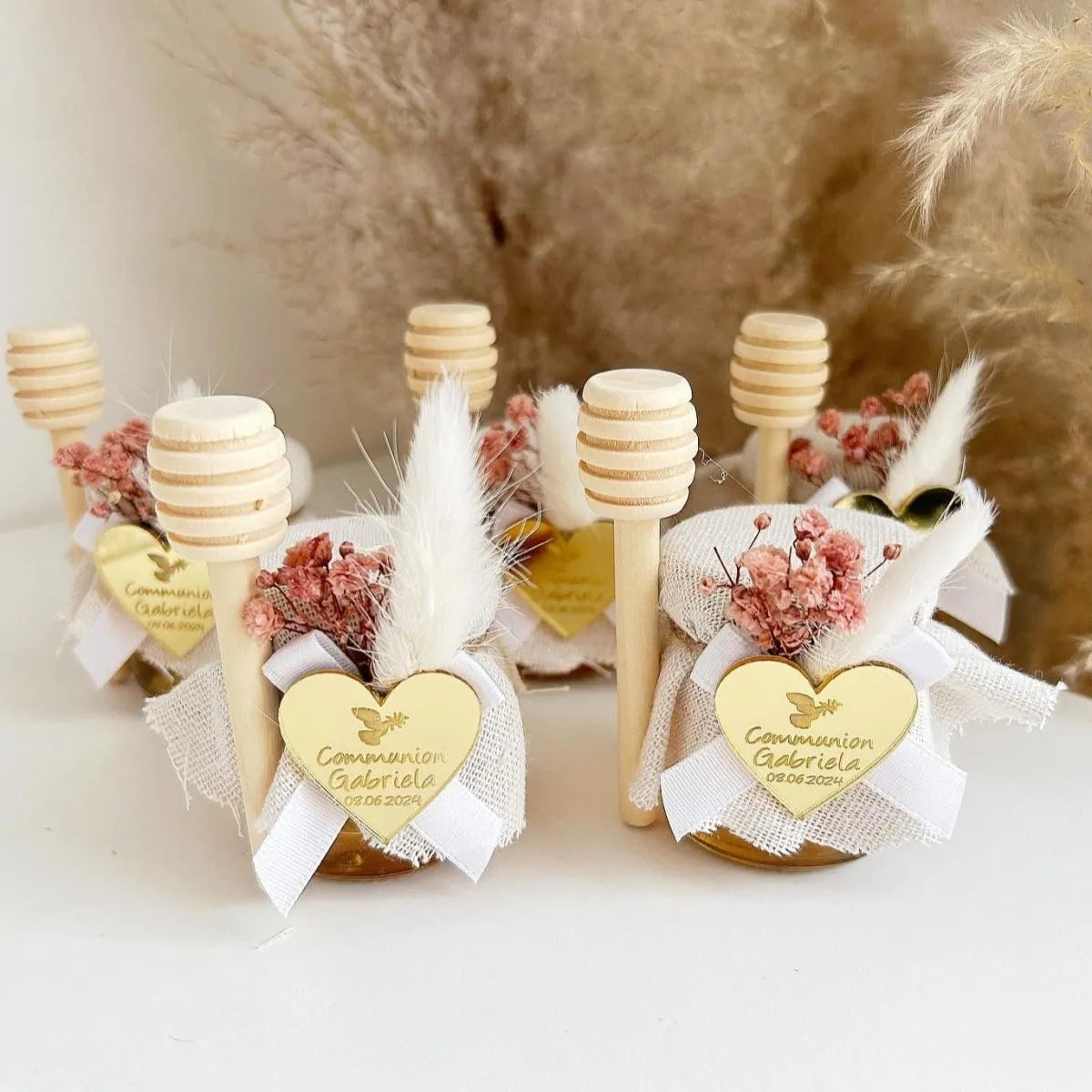 MON CADEAU INVITE - Personalisierte Honiggläser zur Kommunion mit Herzetikett, Honiglöffel, Feder und rosa getrockneten Blumen, elegante Gastgeschenke für besondere Feier