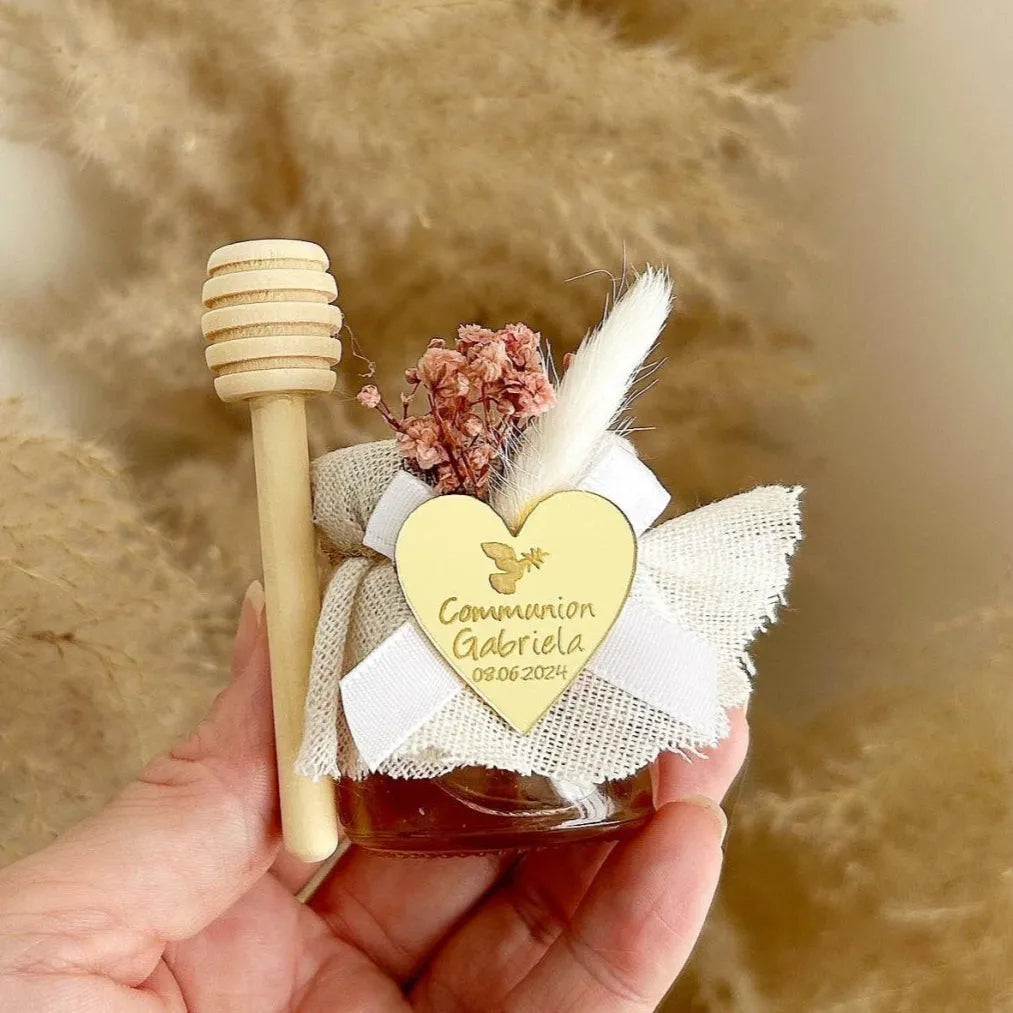 MON CADEAU INVITE - Personalisierte Honiggläser zur Kommunion mit Herzetikett, Honiglöffel, Feder und rosa getrockneten Blumen, elegante Gastgeschenke für besondere Feier