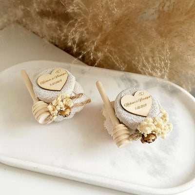 MON CADEAU INVITE - Personalisierte Honiggläser im minimalistischen Stil mit Honiglöffel, Jutestoff und getrockneten Blumen, elegante Gastgeschenke für Hochzeit oder besonderes Event