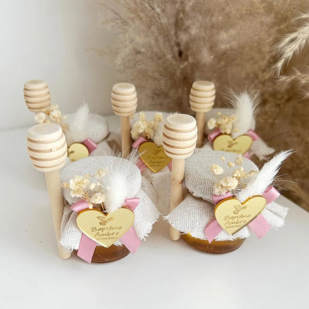 MON CADEAU INVITE - Personalisierte Honiggläser mit rosa Schleife, Herzetikett, Honiglöffel und getrockneten Blumen, elegante Gastgeschenke für Taufe oder besonderes Event
