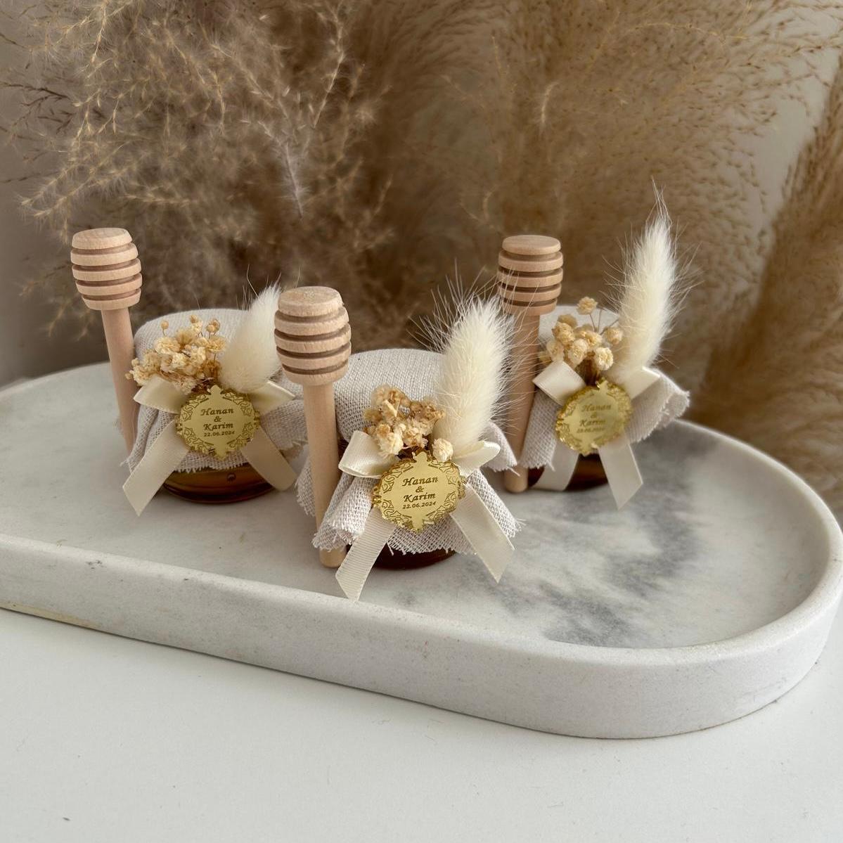 MON CADEAU INVITE - Personalisiertes Honigglas mit beiger Schleife, Honiglöffel, Feder und getrockneten Blumen, elegantes Gastgeschenk für Hochzeit oder besonderes Event