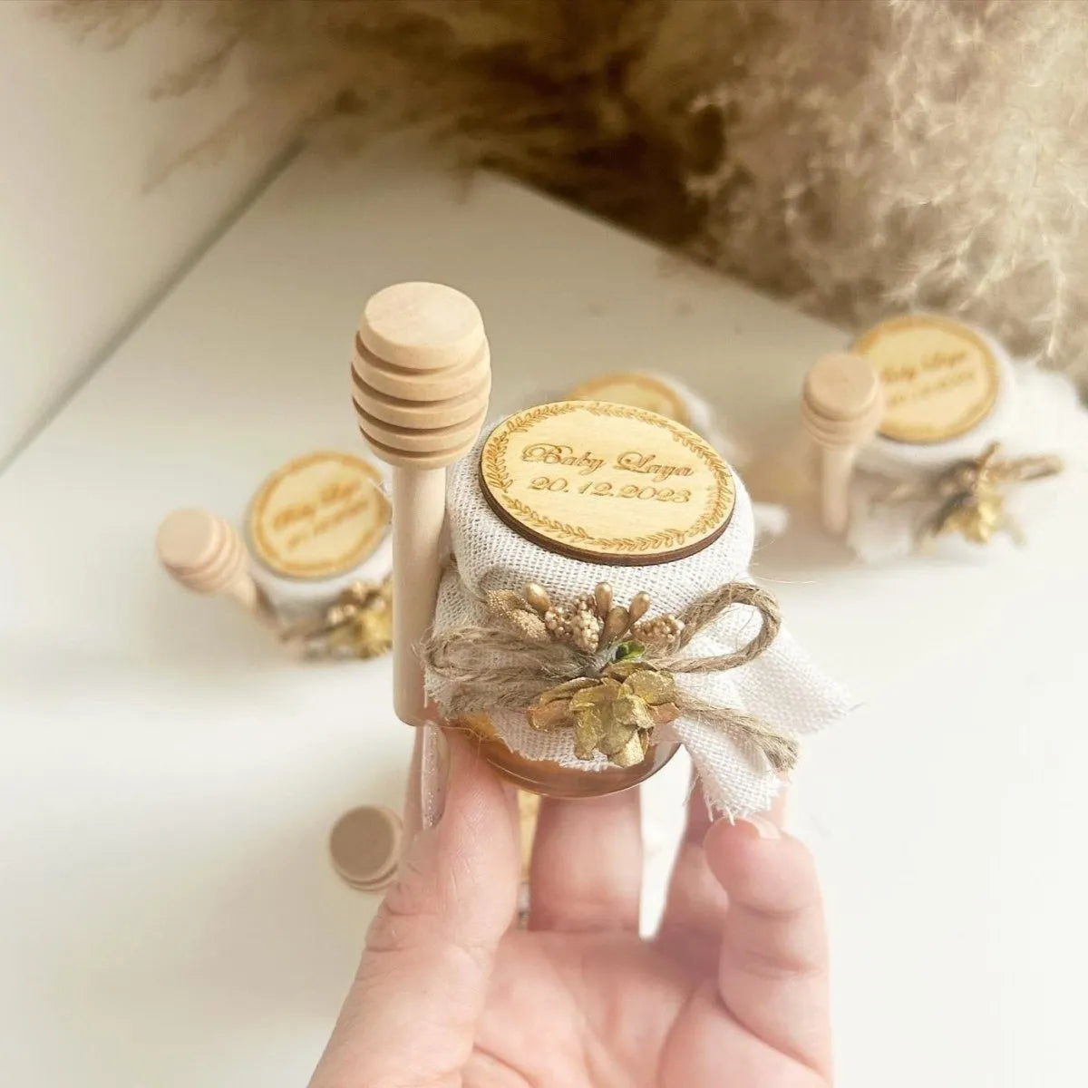 Honigglas Sanfte Süße als personalisiertes Gastgeschenk für Hochzeit, Taufe, Geburtstag und Kommunion, dekoriert mit Juteband, Holzlöffel und natürlicher Deko