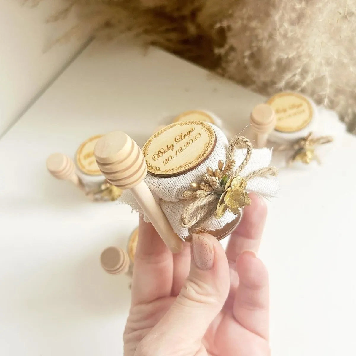 Honigglas Sanfte Süße als personalisiertes Gastgeschenk für Hochzeit, Taufe, Geburtstag und Kommunion, dekoriert mit Juteband, Holzlöffel und natürlicher Deko