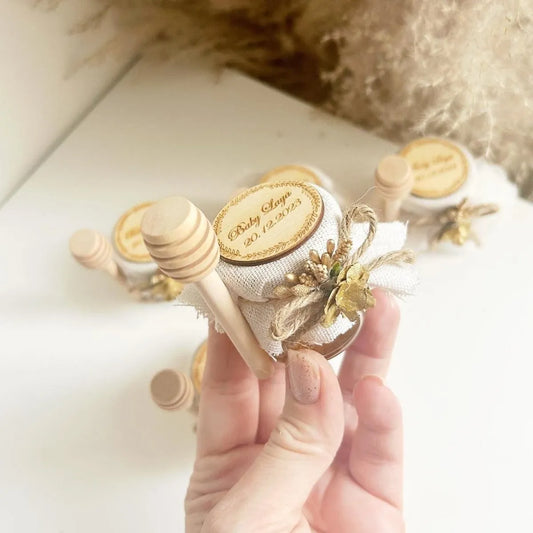 Honigglas Sanfte Süße als personalisiertes Gastgeschenk für Hochzeit, Taufe, Geburtstag und Kommunion, dekoriert mit Juteband, Holzlöffel und natürlicher Deko