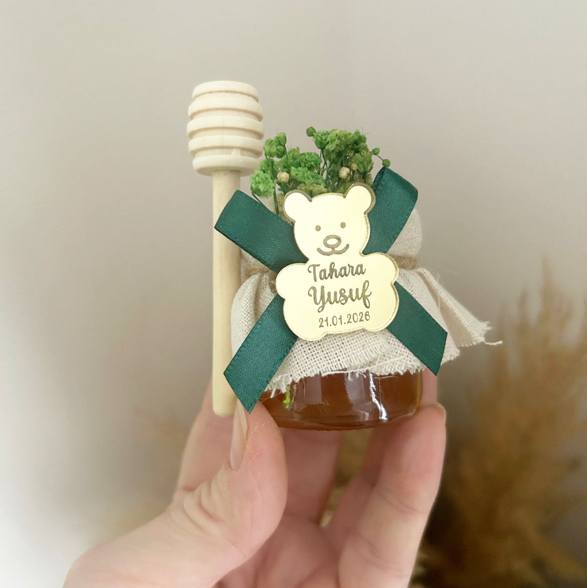 Honigglas Tahara personalisiert mit Teddy in Gold-Spiegeloptik, grünem Band und Honiglöffel