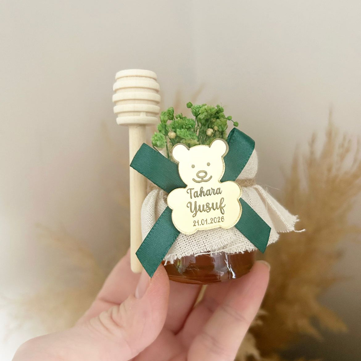 Honigglas Tahara personalisiert mit Teddy in Gold-Spiegeloptik, grünem Band und Honiglöffel