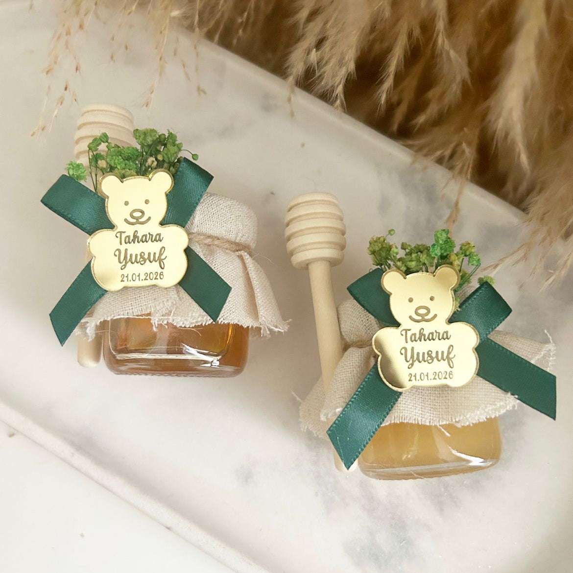 Honigglas Tahara personalisiert mit Teddy in Gold-Spiegeloptik, grünem Band und Honiglöffel