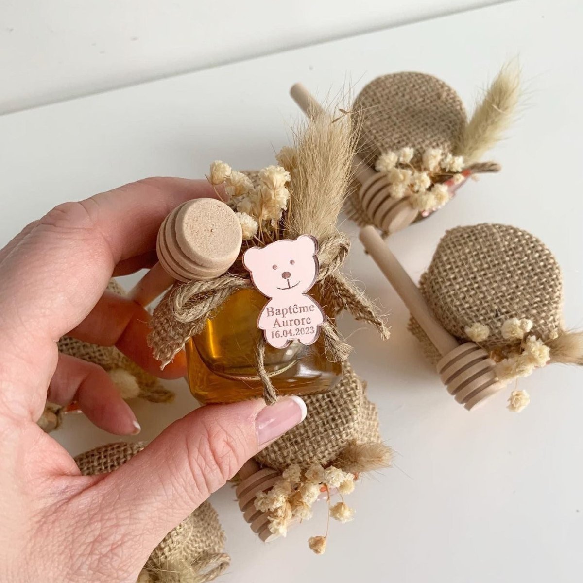 Honigglas Teddybär Girly als personalisiertes Gastgeschenk zur Taufe und Kommunion, mit Teddybär-Deko, Trockenblumen und Holzlöffel