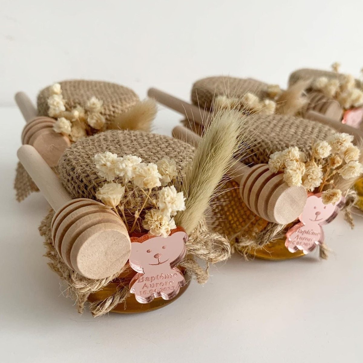 Honigglas Teddybär Girly als personalisiertes Gastgeschenk zur Taufe und Kommunion, mit Teddybär-Deko, Trockenblumen und Holzlöffel