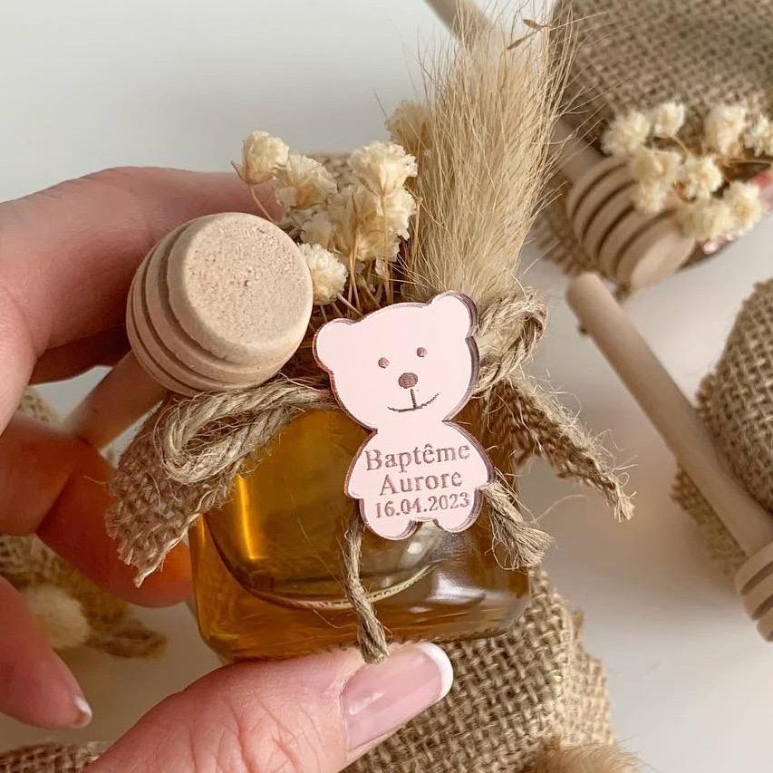 Honigglas Teddybär Girly als personalisiertes Gastgeschenk zur Taufe und Kommunion, mit Teddybär-Deko, Trockenblumen und Holzlöffel