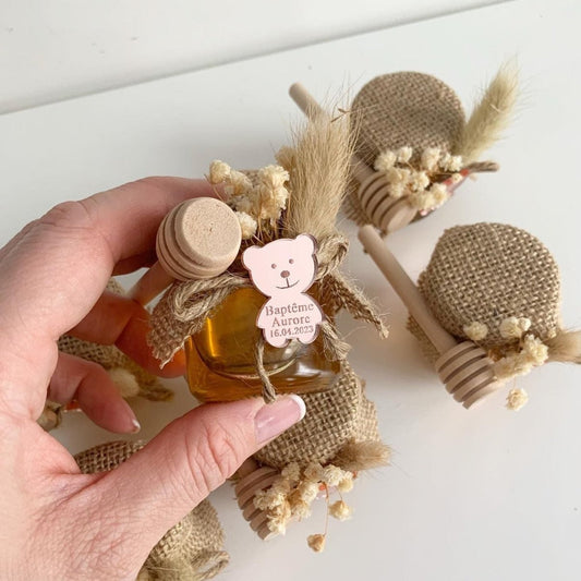 Honigglas Teddybär Girly als personalisiertes Gastgeschenk zur Taufe und Kommunion, mit Teddybär-Deko, Trockenblumen und Holzlöffel