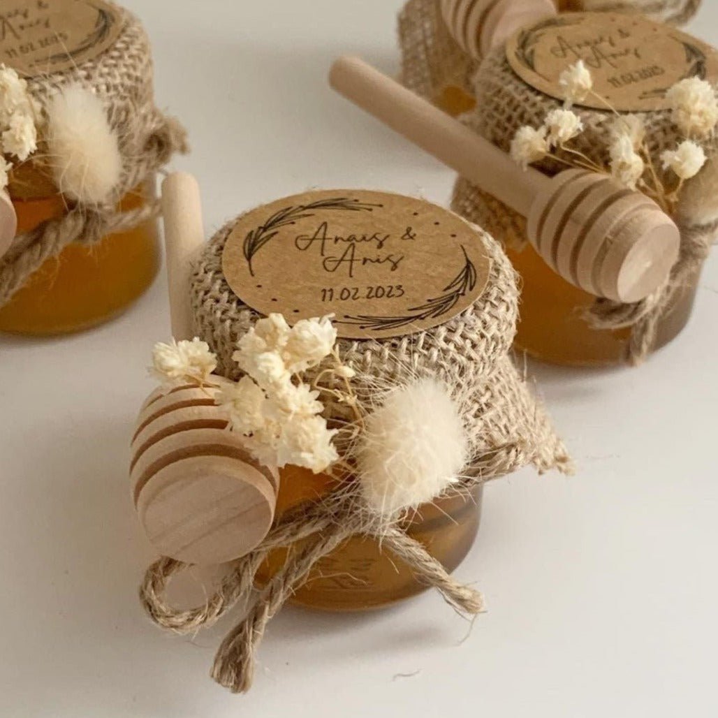 Honigglas Wiesenstil als personalisiertes Gastgeschenk für Hochzeit und Taufe, im natürlichen Wiesenstil dekoriert mit Jute und Trockenblumen