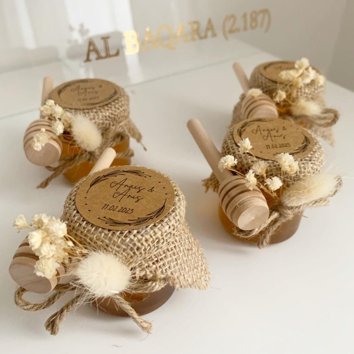Honigglas Wiesenstil als personalisiertes Gastgeschenk für Hochzeit und Taufe, im natürlichen Wiesenstil dekoriert mit Jute und Trockenblumen