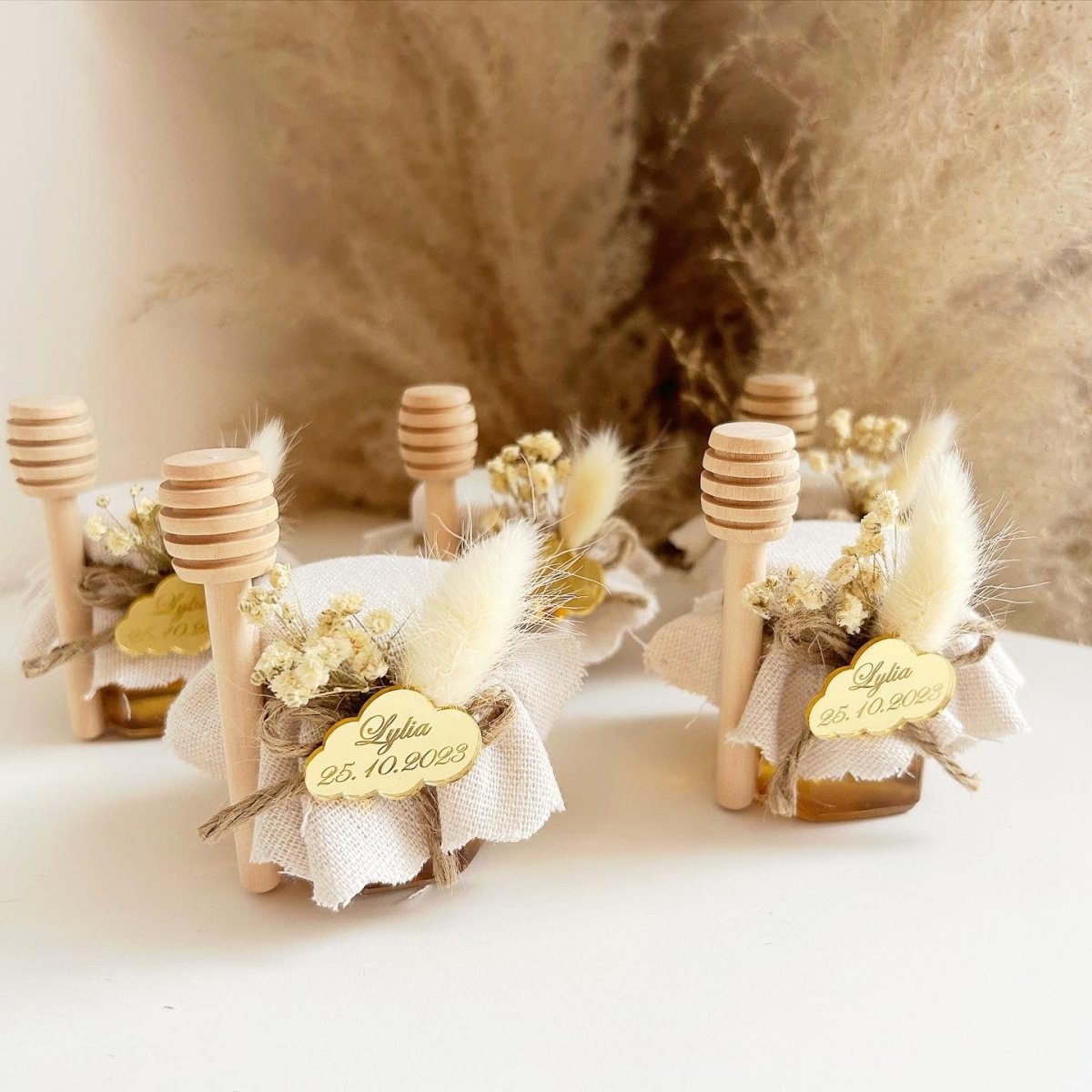 Honigglas Wolke als personalisiertes Gastgeschenk zur Taufe und Kommunion, mit Holzlöffel, Schleife und zarter Dekoration