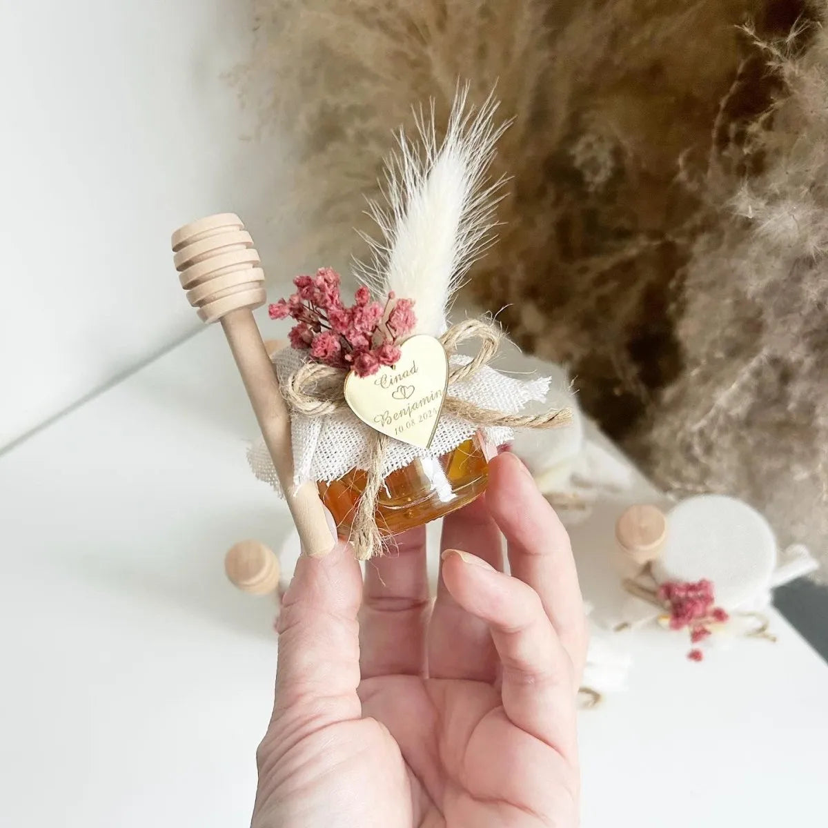 Honigglas Zärtlichkeit als personalisiertes Gastgeschenk für Hochzeit und Taufe, dekoriert mit Trockenblumen und Honiglöffel