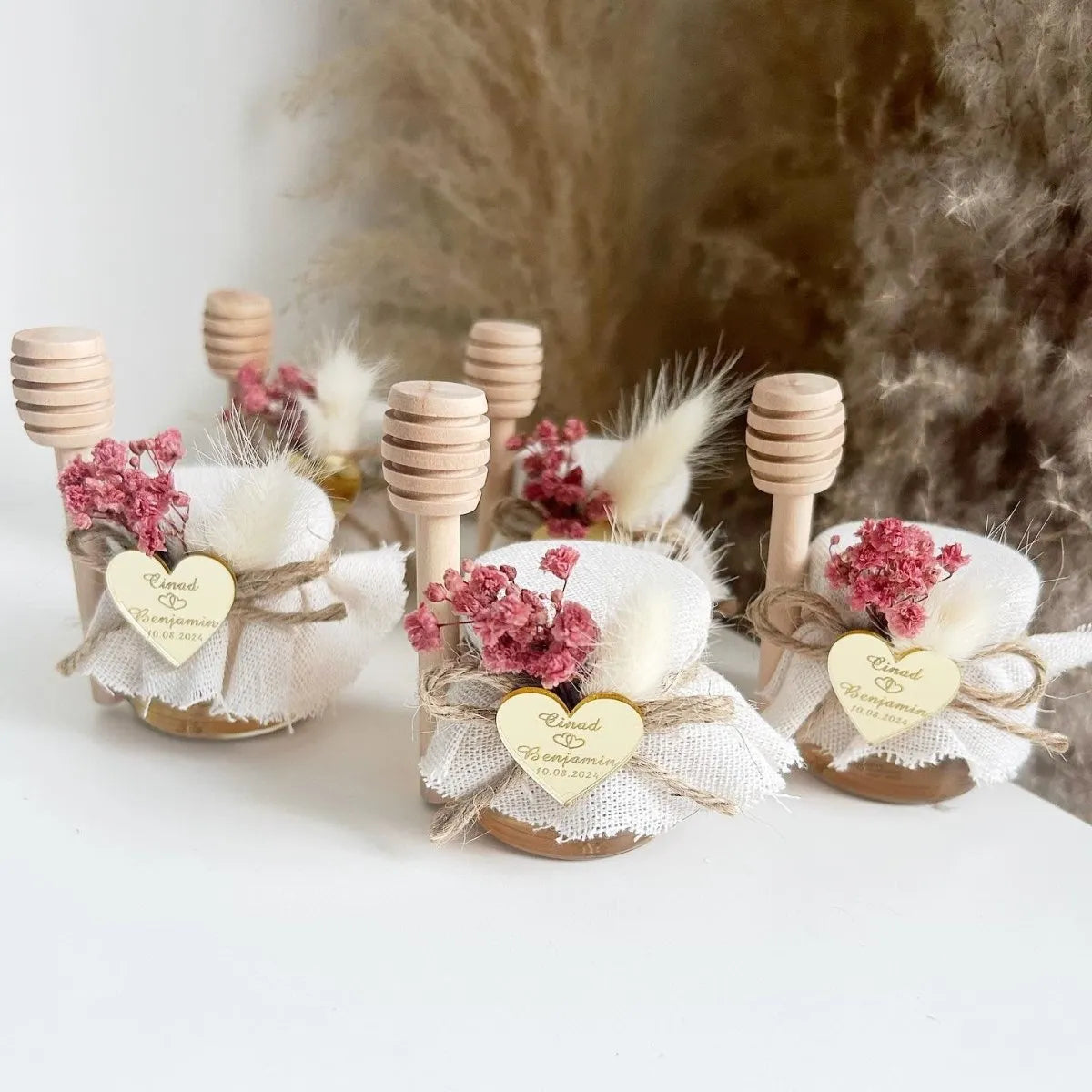 Honigglas Zärtlichkeit als personalisiertes Gastgeschenk für Hochzeit und Taufe, dekoriert mit Trockenblumen und Honiglöffel