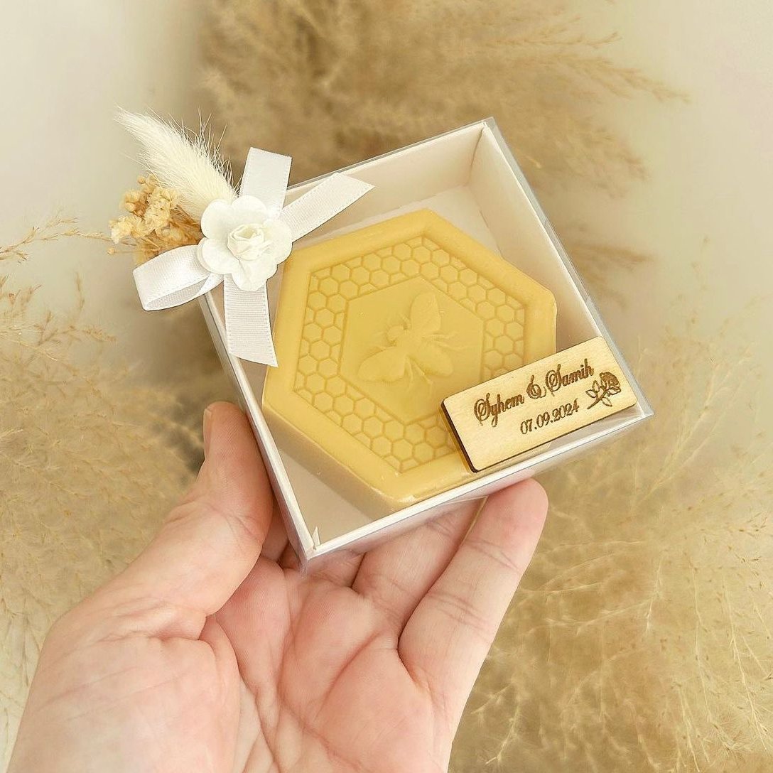 Honigseife als personalisiertes Gastgeschenk für Hochzeit, Taufe und Beschneidungsfeier, mit wabenförmiger Optik