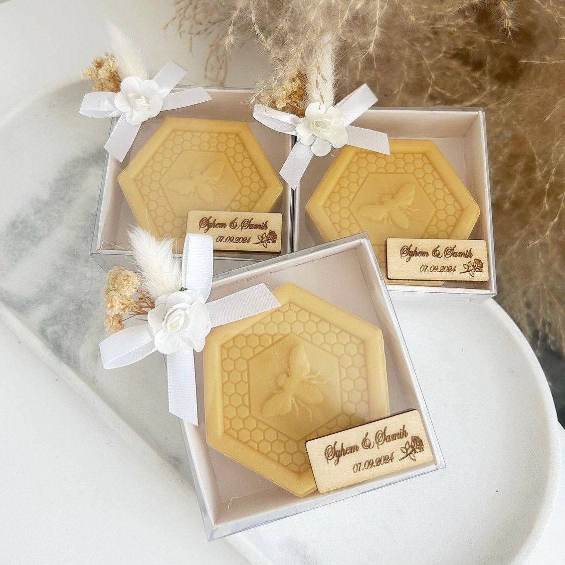Honigseife als personalisiertes Gastgeschenk für Hochzeit, Taufe und Beschneidungsfeier, mit wabenförmiger Optik