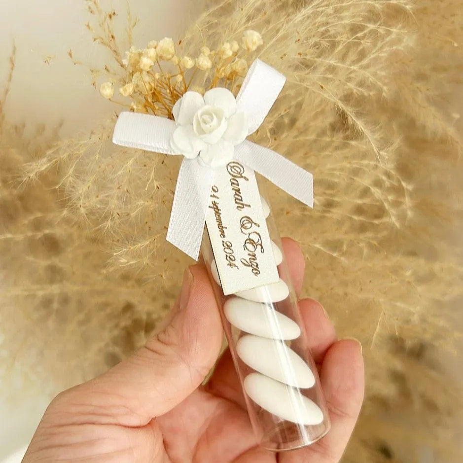 Jasmin-Zuckermandeln als personalisiertes Gastgeschenk mit Gravur – elegant und stilvoll