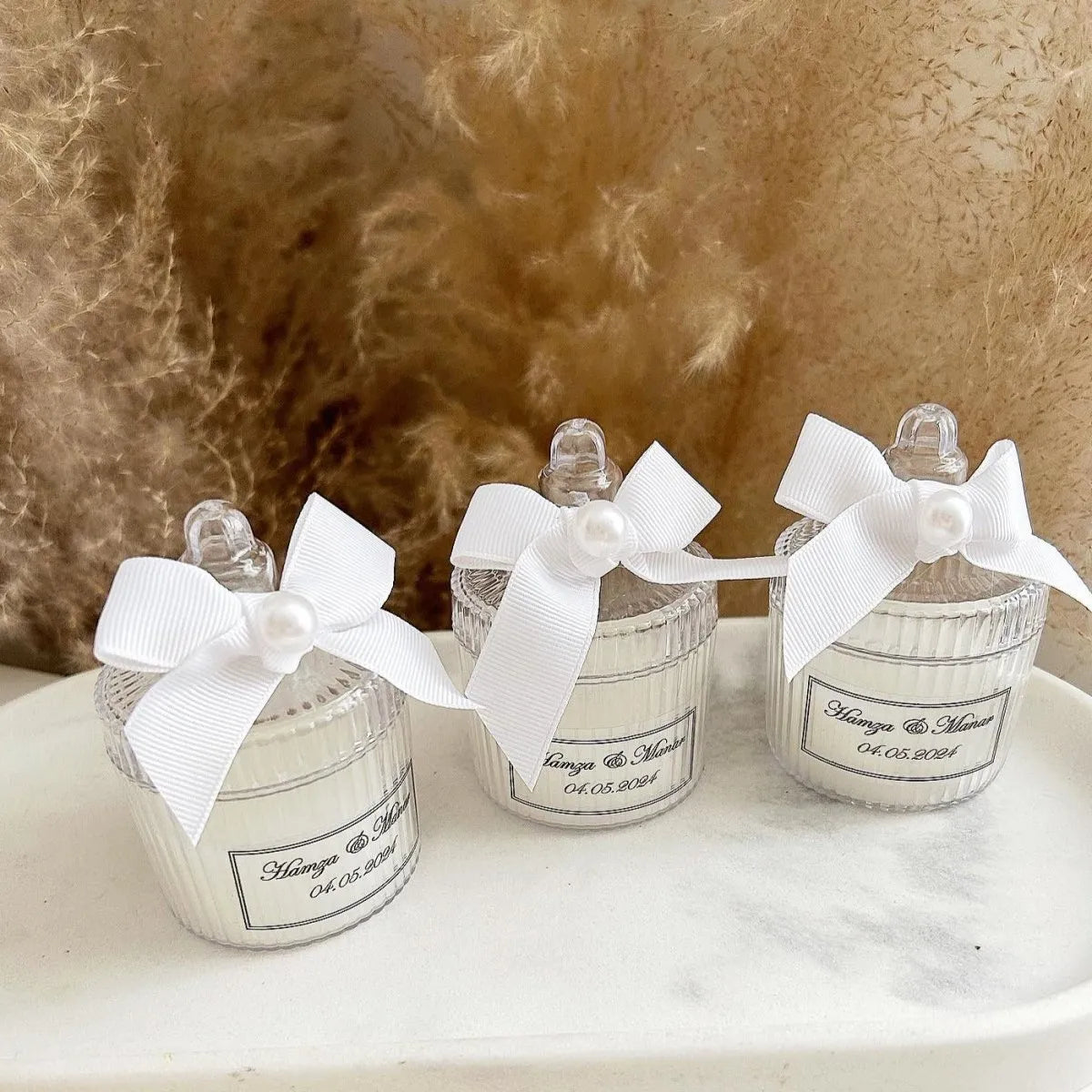 MON CADEAU INVITE - Personalisierte Kerze Cottage mit weißer Schleife und Perlendekor, elegante Gastgeschenke im Set für Hochzeit oder besonderes Event