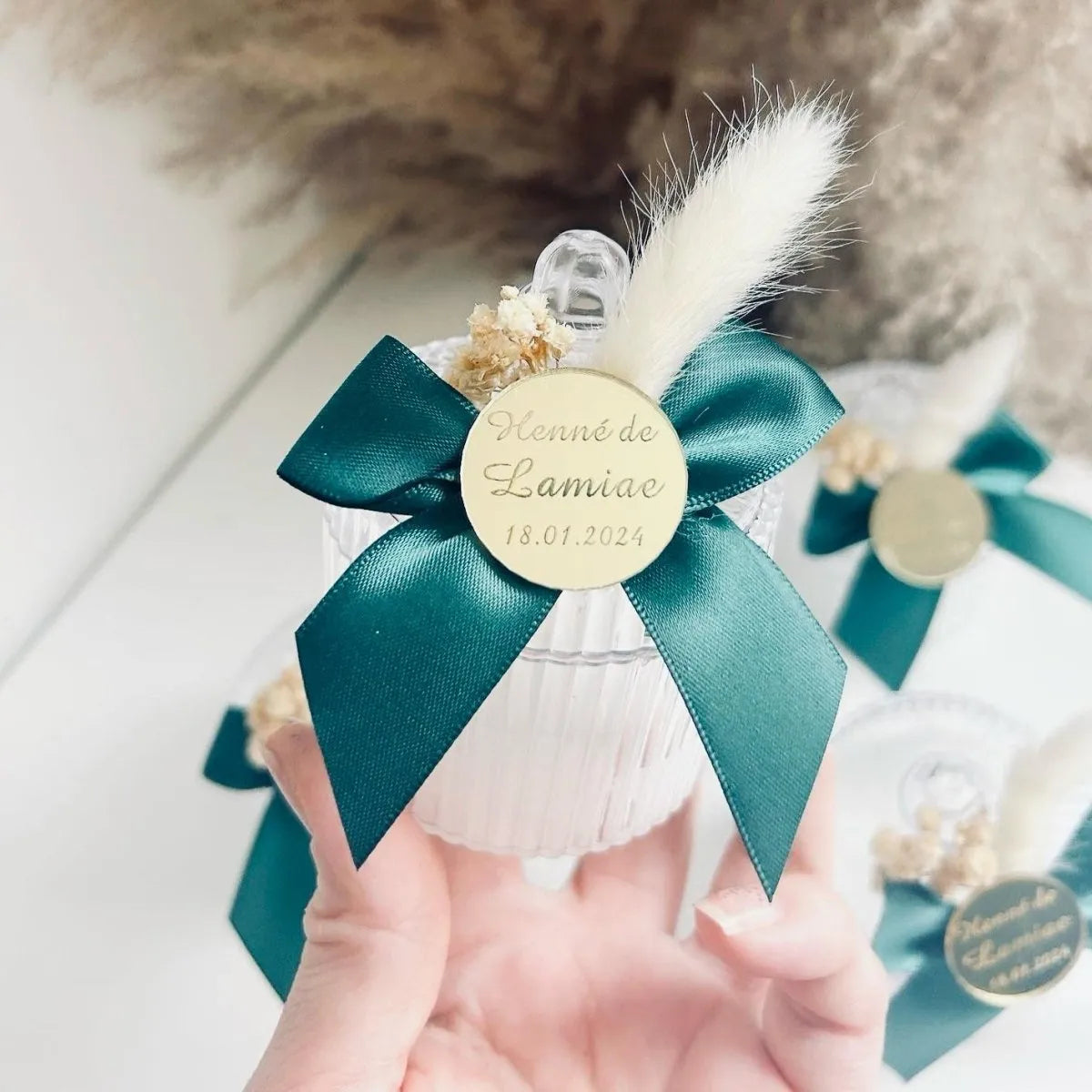 MON CADEAU INVITE - Personalisierte Kerze Cristal mit grüner Schleife, goldener Plakette und Feder, elegantes Gastgeschenk für Hochzeit oder besonderes Event