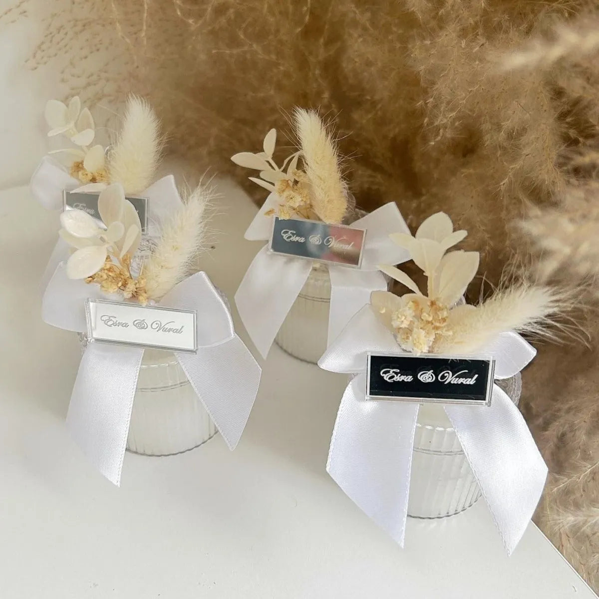 MON CADEAU INVITE - Personalisierte Kerze Dahlia mit weißer Schleife, getrockneten Blumen und eleganter Namensplakette, stilvolle Gastgeschenke für Hochzeit oder besonderes Event