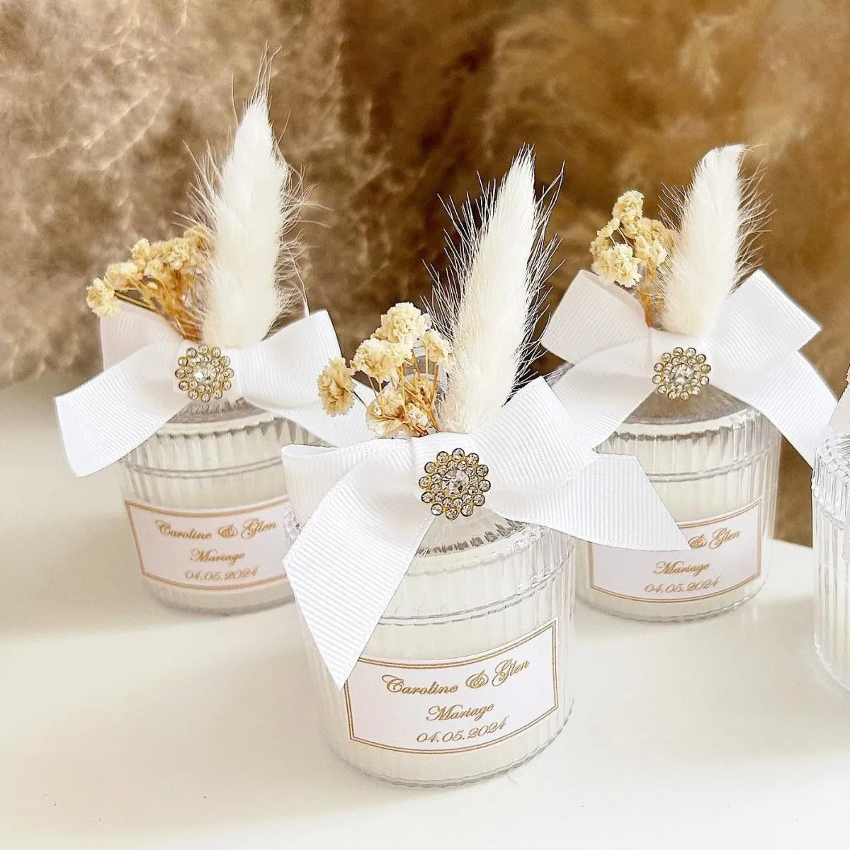 MON CADEA INVITE - Personalisierte Kerze Elysee mit weißer Schleife, Feder und getrockneten Blumen, elegantes Gastgeschenk für Hochzeit oder besonderes Event