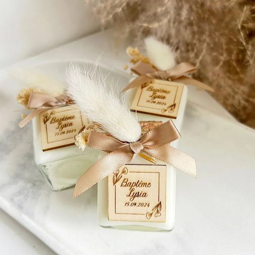 MON CADEAU INVITE - Personalisierte Kerze Florea mit beiger Schleife, Feder und gravierter Holzplakette zur Taufe, elegantes Gastgeschenk für besonderes Event
