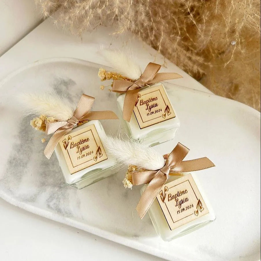 MON CADEAU INVITE - Personalisierte Kerze Florea mit beiger Schleife, Feder und gravierter Holzplakette zur Taufe, elegantes Gastgeschenk für besonderes Event
