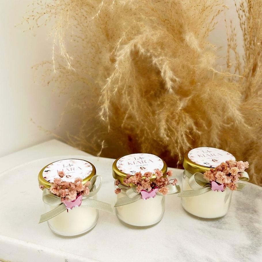 MON CADEAU INVITE - Personalisierte Kerzen Kitty im Glas mit grünem Band, goldfarbenem Deckel und rosa getrockneten Blumen, elegantes Gastgeschenk für Hochzeit oder besonderes Event
