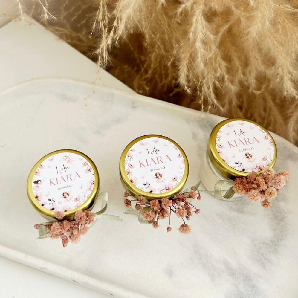 MON CADEAU INVITE - Personalisierte Kerzen Kitty im Glas mit grünem Band, goldfarbenem Deckel und rosa getrockneten Blumen, elegantes Gastgeschenk für Hochzeit oder besonderes Event