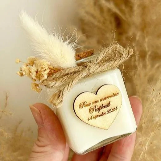 MON CADEAU INVITE - Personalisierte Kerze Laya mit Herzetikett, Juteband, Feder und getrockneten Blumen, elegantes Gastgeschenk für Hochzeit oder besonderes Event