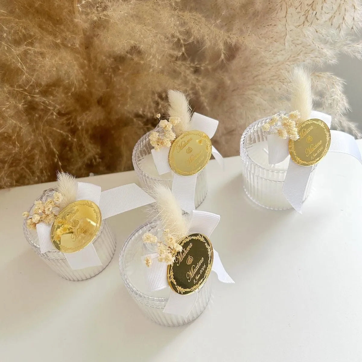 MON CADEAU INVITE - Personalisierte Kerze Louise mit goldener Plakette, weißer Schleife, Feder und getrockneten Blumen, elegantes Gastgeschenk für Hochzeit oder besonderes Event