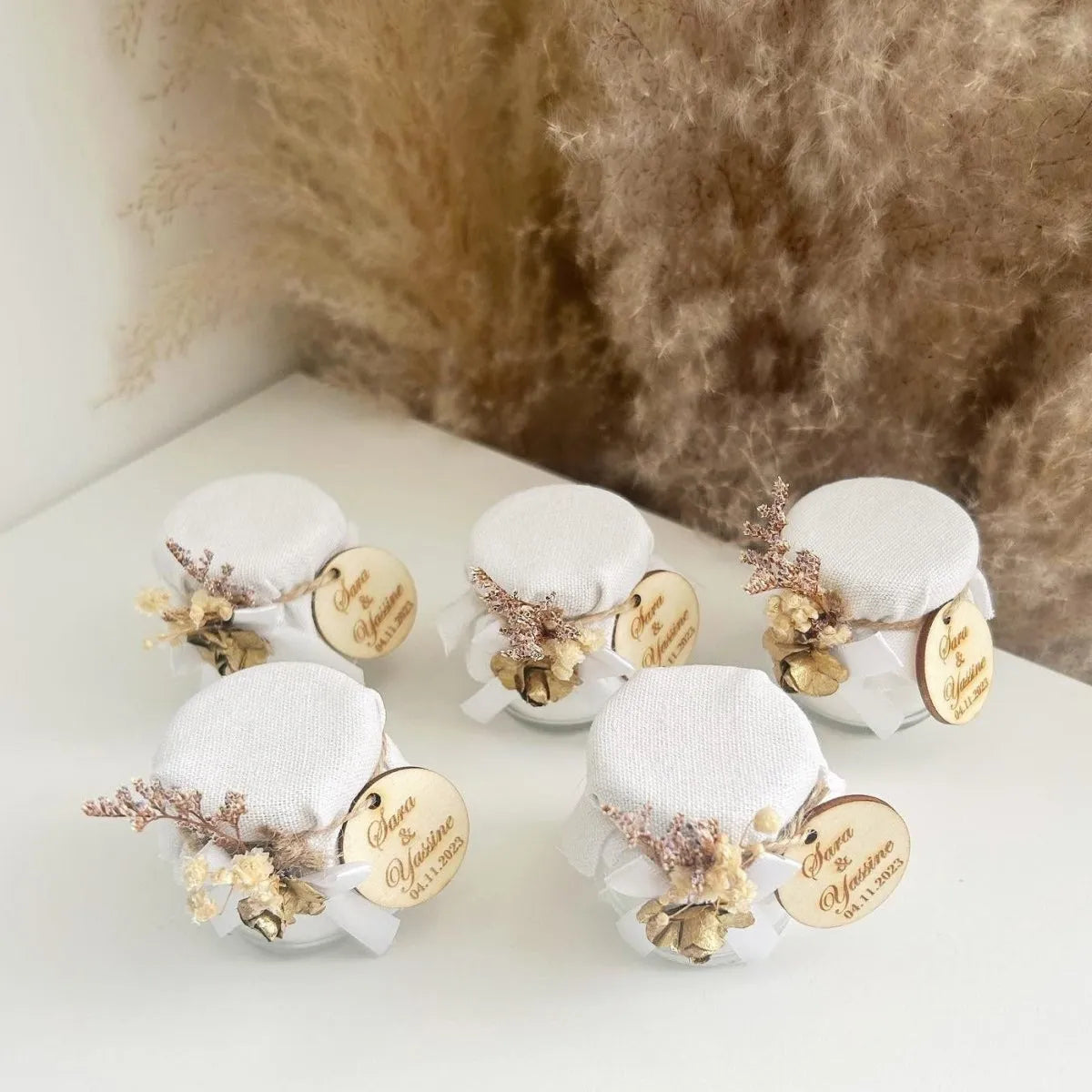 MON CADEAU INVITE - Personalisierte Kerze Luna mit Stoffabdeckung, Holzetikett und getrockneten Blumen, elegante Gastgeschenke für Hochzeit oder besonderes Event