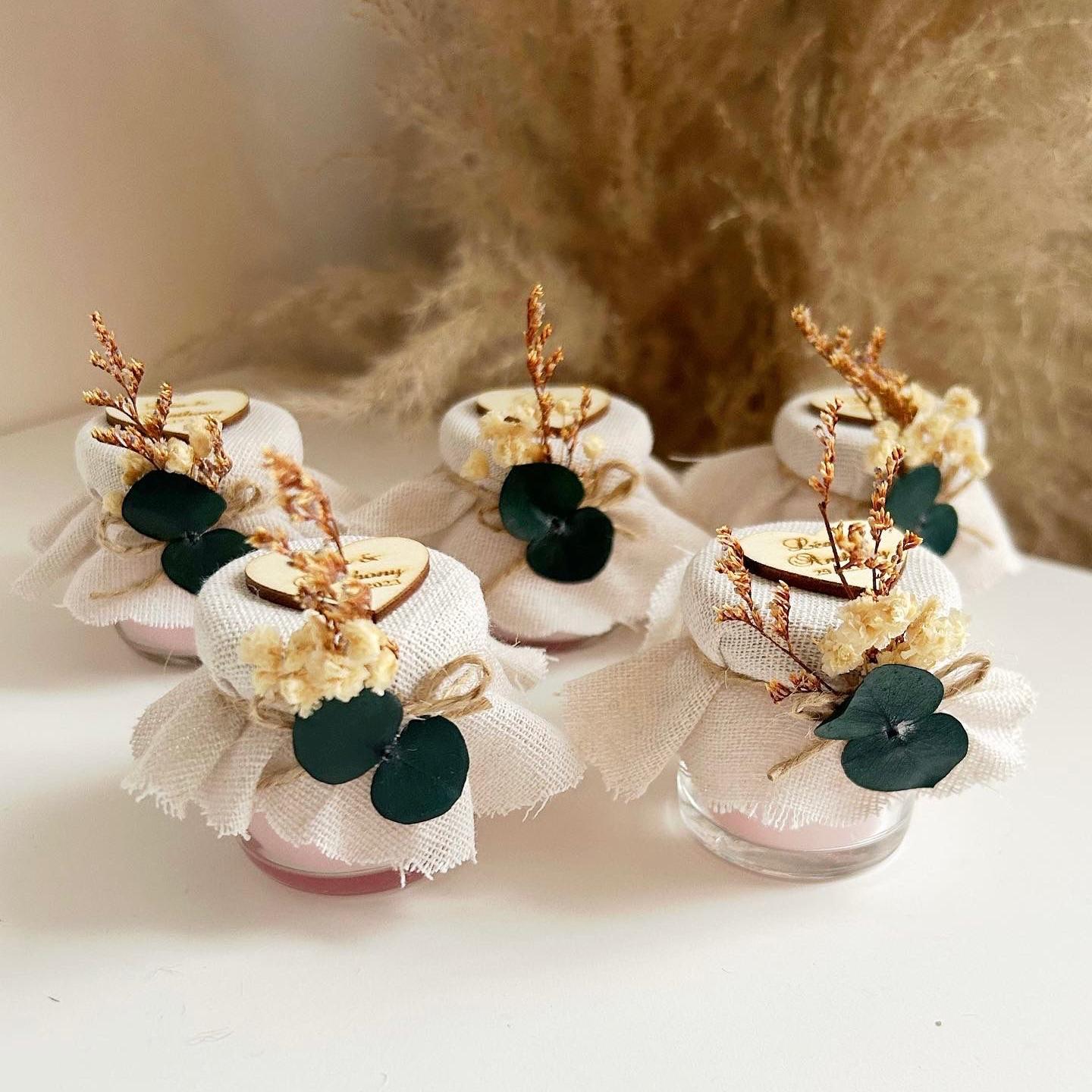 MON CADEAU INVITE - Personalisierte Kerzen Mila im Glas mit Tüll, Jutestoff, Eukalyptusblättern und getrockneten Blumen, elegantes Gastgeschenk für Hochzeit oder besonderes Event