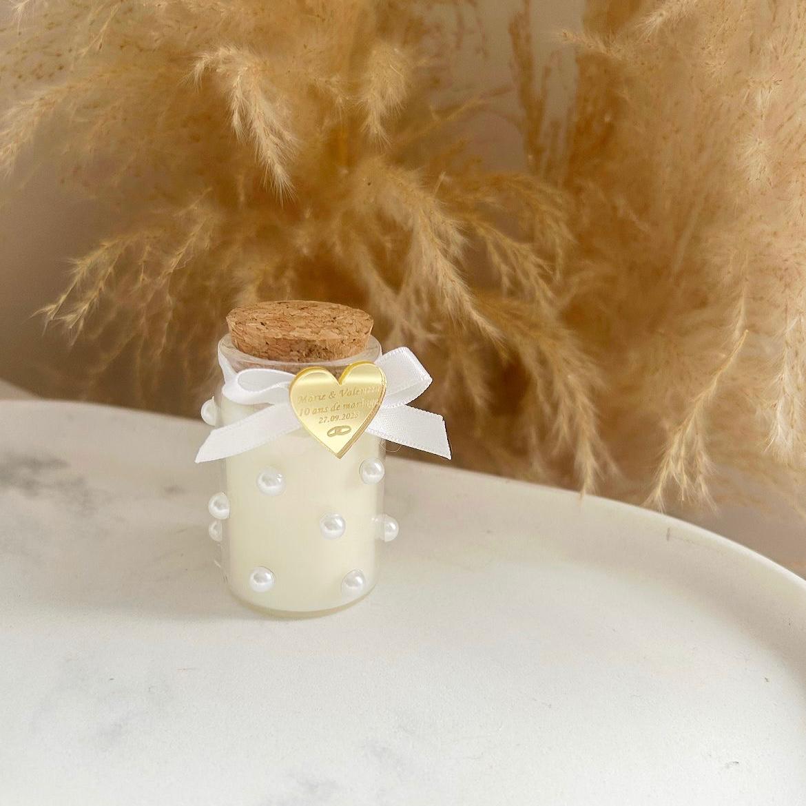MON CADEAU INVITE - Personalisierte Kerze im Glas mit Perlendekor, Herzetikett und weißer Schleife, elegantes Gastgeschenk für Hochzeit oder besonderes Event