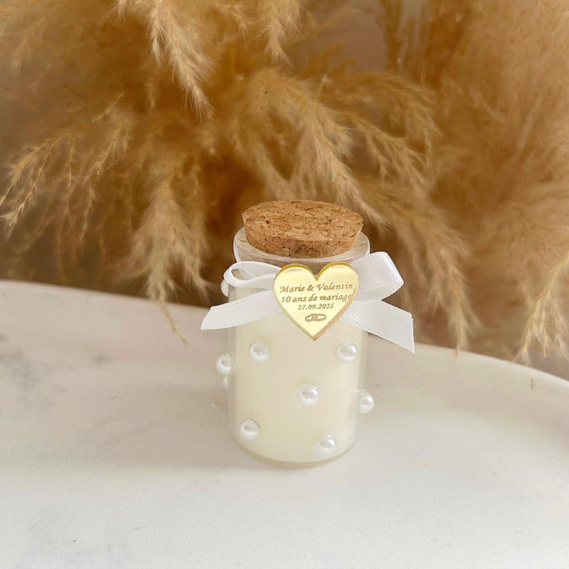 MON CADEAU INVITE - Personalisierte Kerze im Glas mit Perlendekor, Herzetikett und weißer Schleife, elegantes Gastgeschenk für Hochzeit oder besonderes Event